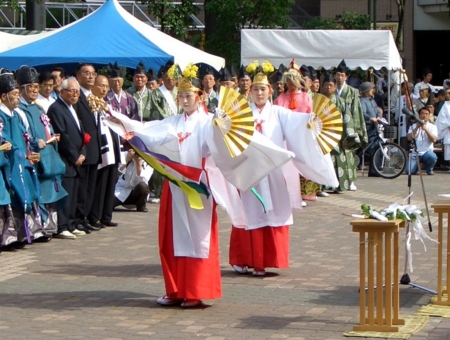 北海道神宮駐輦祭での巫女（大通公園）