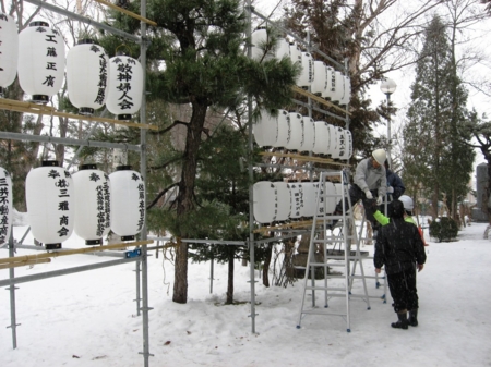 西野神社 奉納提灯の櫓組み立て