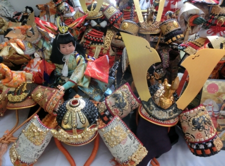 人形供養祭に向けて西野神社に納められた兜