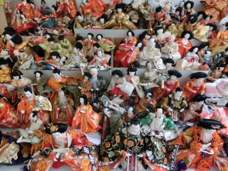 人形供養祭に向けて各地から西野神社に集結する人形達