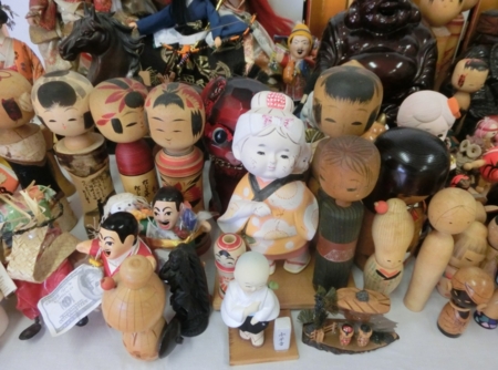 人形供養祭に向けて各地から西野神社に集結する人形達