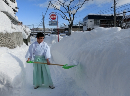 西野神社鳥居前の歩道の雪山