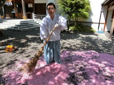 平成29年5月下旬　西野神社 境内の掃き掃除