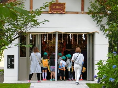 小学2年生9人が西野神社を見学に訪れました（平成29年8月）