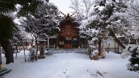 平成30年4月8日の降雪（札幌・西野神社境内）