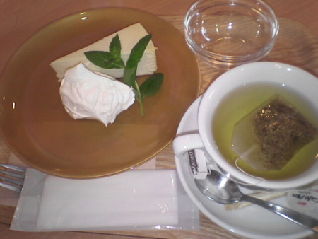 NYチーズケーキ＋カモミールティ＠千石カフェ