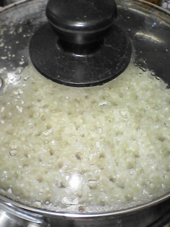 ファンケル発芽米、炊いたら、カニ穴が見事にできた。