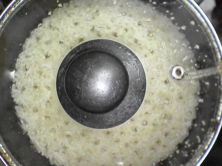 ファンケル発芽米、炊いたら、カニ穴が見事にできた。