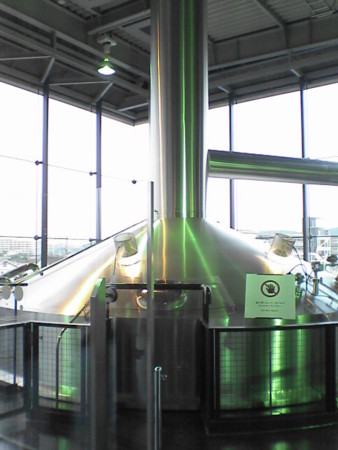 夕暮れ時の陽光に輝くサントリー武蔵野ビール工場の煮沸釜