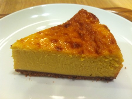 マンゴーと琉球紅茶のチーズケーキ (@ Cafe MUJI アトレヴィ巣鴨)
