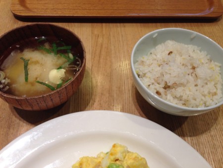 デリプレートの味噌汁と雑穀米ご飯