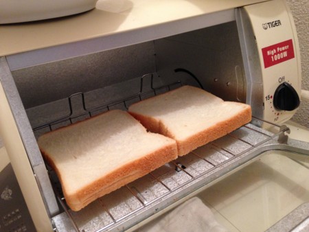 食パンをトーストする。