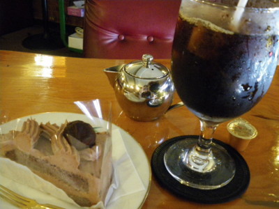 アカシヤ・チョコレートケーキとアイスコーヒー