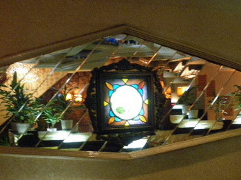 純喫茶 丘・鏡とステンドグラス