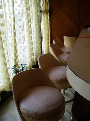 カウンターと椅子とカーテン