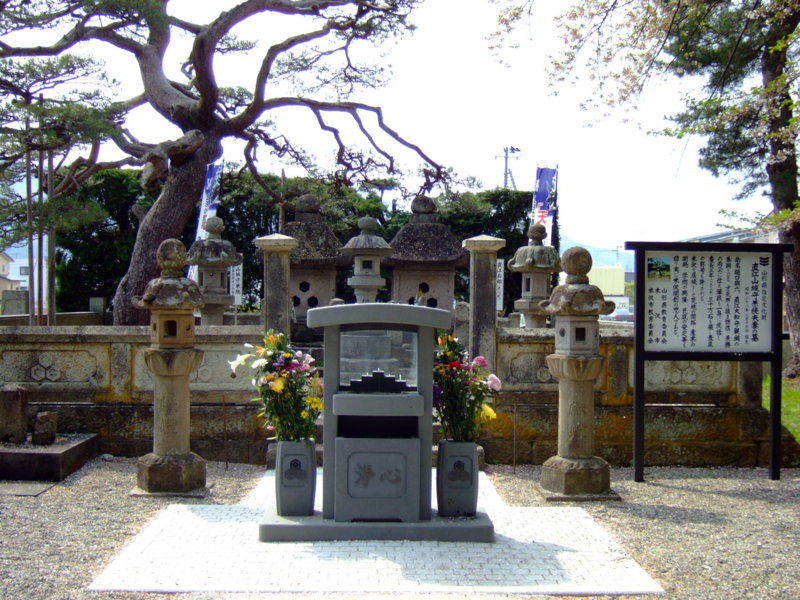 直江山城守兼続夫妻の墓