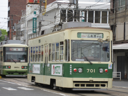 3801編成(左奥)と701号車(右)