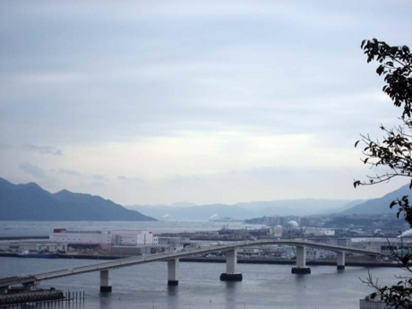 海老山から「広島はつかいち大橋」を望む
