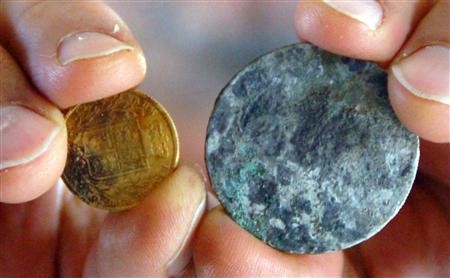 エルトゥールル号で 発見された 1ポンド金貨 （ひだり）と 1円銀貨 〔ＭＳＮ〕
