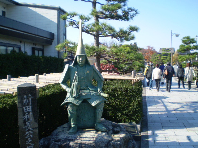瑞竜寺の 参道に ある 前田利長公の 像