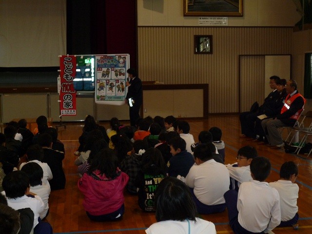 2010年11月29日 二本木小学校防犯教室 (4) 加藤芳子指導員