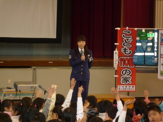 2010年11月29日 二本木小学校防犯教室 (6) 生活安全課 川上絢子氏