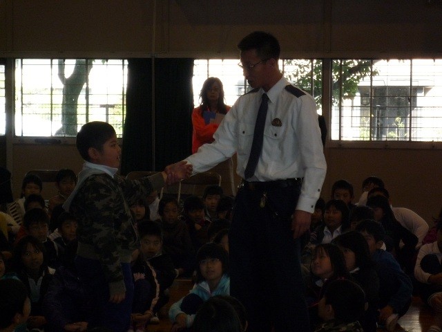 2010年11月29日 二本木小学校防犯教室 (8) 警務課 川澄洋氏
