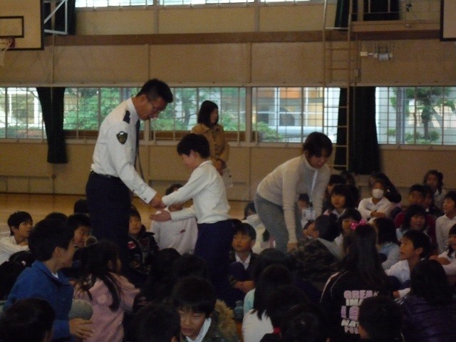 2010年11月29日 二本木小学校防犯教室 (10) 警務課 川澄洋氏