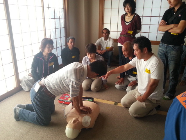 20130929 09:39 古井町内会 防災 訓練 AED やって むね おして