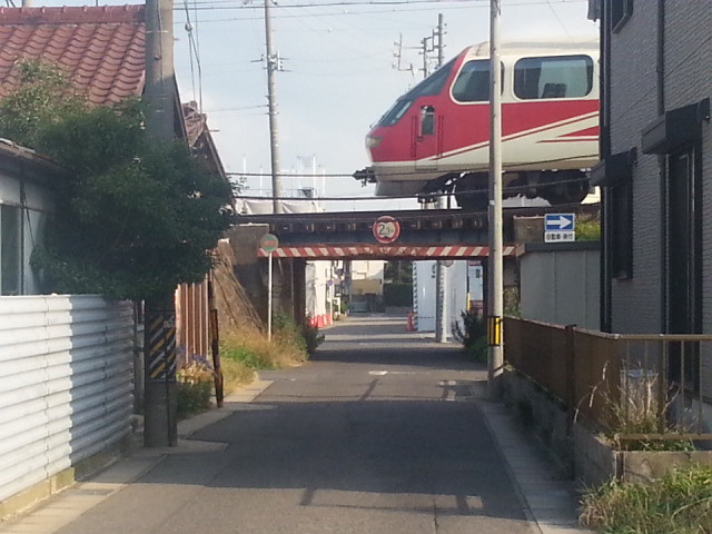 20140625 16.40.16 知立の名古屋本線ガードをいくパノラマカー
