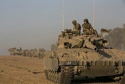 ガザのとなりで待機するイスラエル軍戦車 - 2014.7.10ロイター (まいにち)