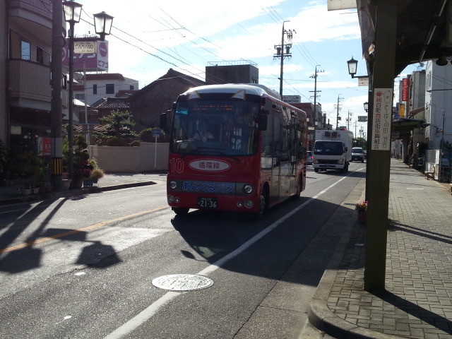 20140918 08.04.43 朝日町どおりをいく循環線バス