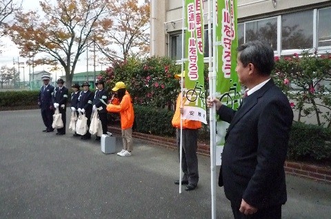 2014.11.28 東山中学校自転車安全利用キャンペーン (1) はじまり