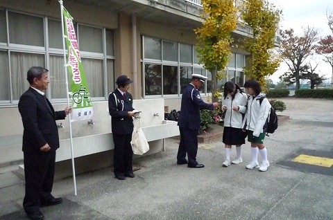 2014.11.28 東山中学校自転車安全利用キャンペーン (5)