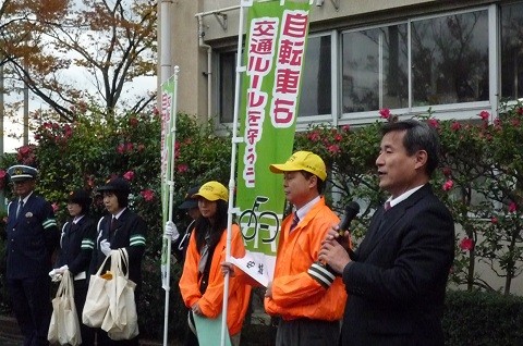 2014.11.28 東山中学校自転車安全利用キャンペーン (10)