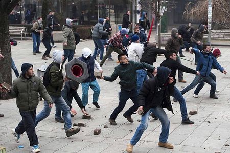 2015.1.27 プリシュティナで投石するデモ隊（AFP＝時事）