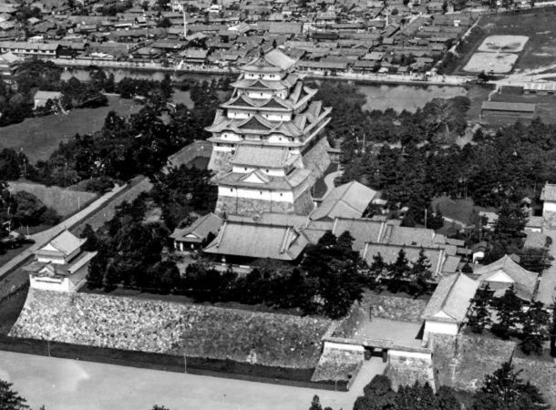 焼失まえの名古屋城と本丸御殿（1930年さつえい）（ちゅうにち）