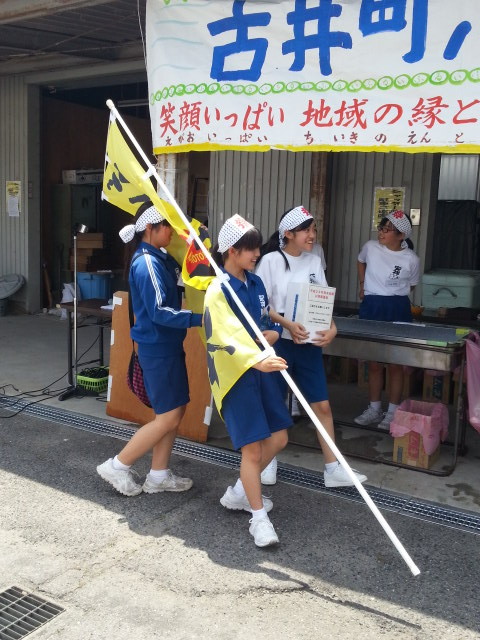 20160529_114115 古井町ふれあいひろば (35) 中学生が熊本地震の募金
