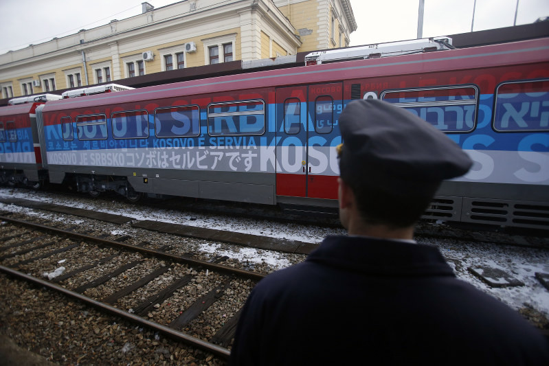 「コソボはセルビアです」ってかいた列車（2017.1.14 - AP）