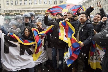2017.1.15 ベルンで中国のチベット政策に抗議するひとたち（EPA＝時事）