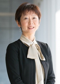 内閣総理大臣秘書官時代の山田真貴子さん 250-350