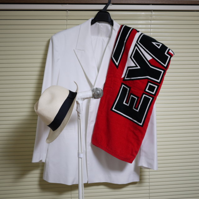 白スーツ、パナマハット、矢沢タオル